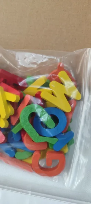 Juego de letras de madera y palabras para niños