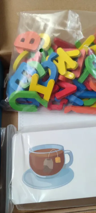 Juego de letras de madera y palabras para niños