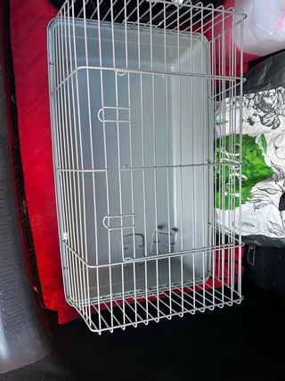 Jaula metálica con base de plástico