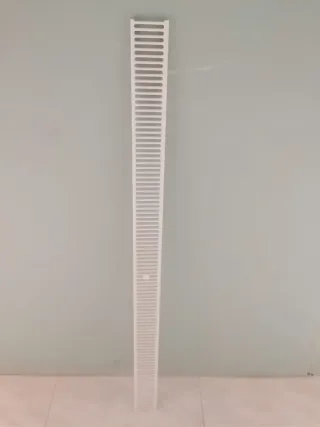 Radiador blanco con soportes