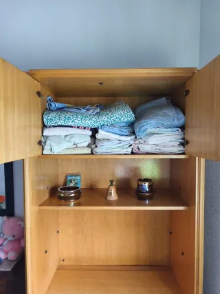 Estantería de madera con almacenaje