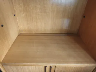 Estantería de madera con almacenaje