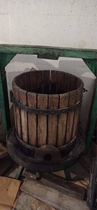 Prensa de vino artesanal de madera