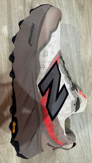 New Balance Hierro Zapatillas Beige/Rojo Talla 43