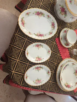 Vajilla de porcelana de diseño floral dorado