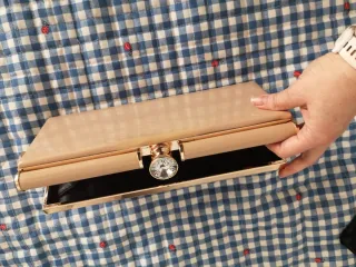 Bolso de mano con cadena