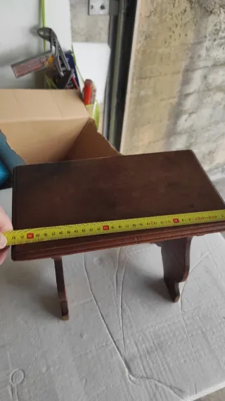 Piccolo sgabello in legno