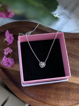 Collar plateado corazón blanco