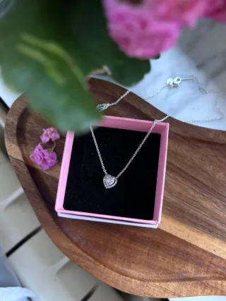 Collar plateado corazón blanco