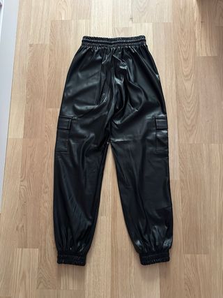 Pantalón SHEIN cuero negro talla 34