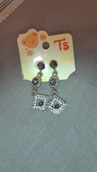 Pendientes plateados con detalles negros
