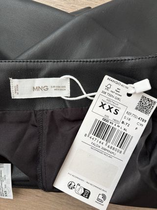 Falda corta efecto piel Mango negra