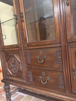 Bufet antiguo de madera y cristal