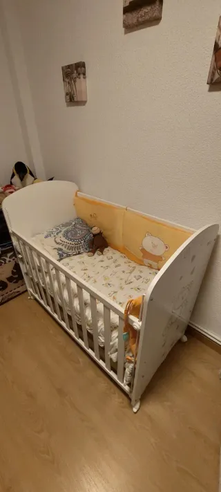 Cuna blanca con osito y corazones