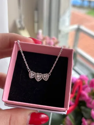 Collar plateado triple corazón blanco