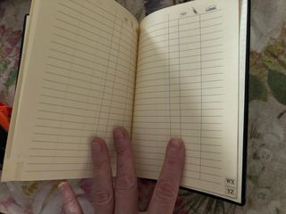 Rubrica telefonica con decorazioni floreali