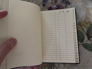 Rubrica telefonica con decorazioni floreali