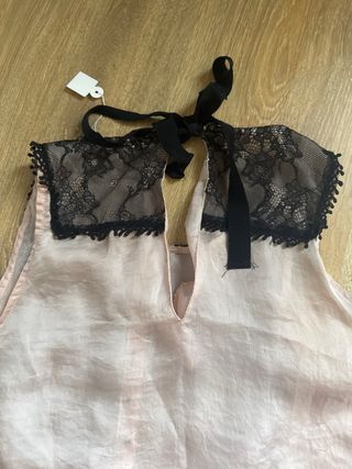 Blusa Next rosa con encaje negro