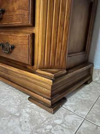 Mueble de madera maciza con vitrina