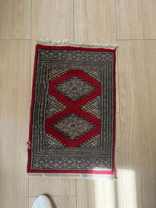 Alfombra persa roja y gris de lana