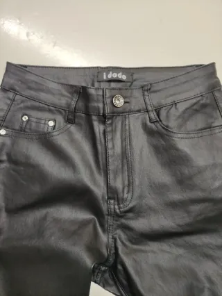 Pantaloni neri effetto pelle