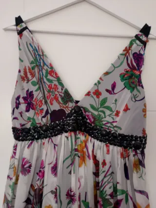 Vestido estampado floral con detalles negros