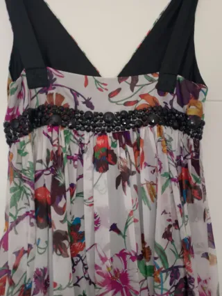 Vestido estampado floral con detalles negros