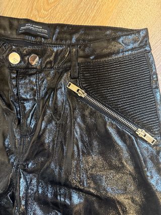 Pantalón eco cuero simil charol con cierres zara
