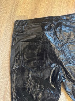 Pantalón eco cuero simil charol con cierres zara