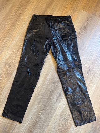Pantalón eco cuero simil charol con cierres zara