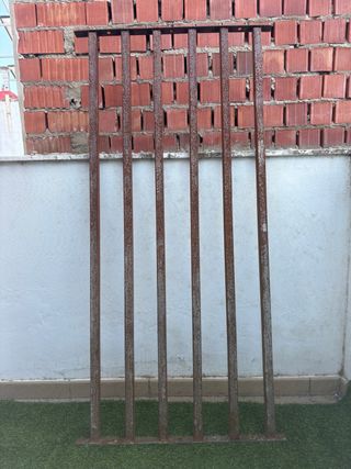 Reja elevable de metal