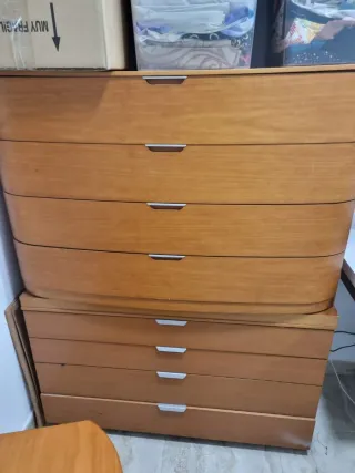 2 Cómoda de madera marrón una curva y otra recta.