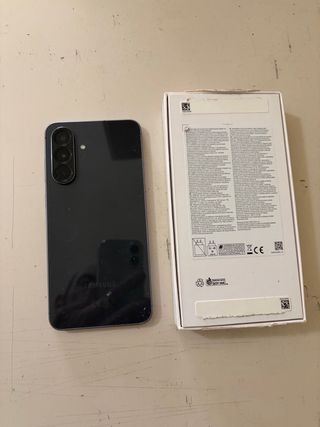 Samsung Galaxy A56 5G con scatola e caricabatteria