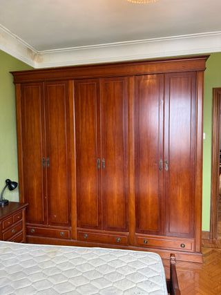 Dormitorio clásico de madera