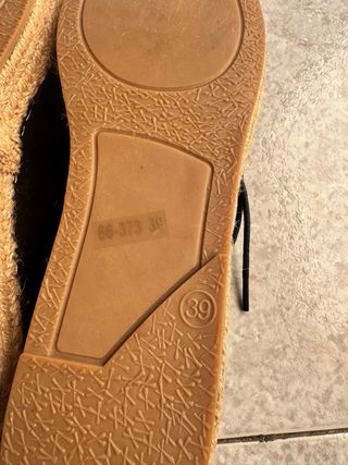 Alpercatas pretas com atacadores n.º 39