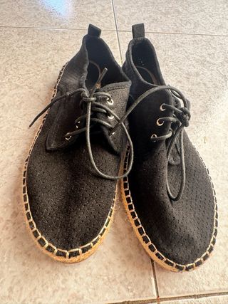 Alpercatas pretas com atacadores n.º 39