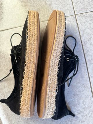 Alpercatas pretas com atacadores n.º 39