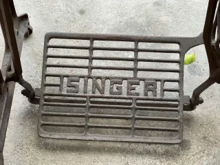 Máquina de coser Singer antigua de madera