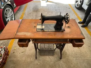 Máquina de coser Singer antigua de madera
