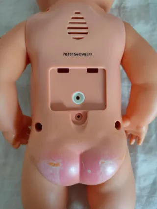 Muñeco Nenuco con chupete. Hace pipi