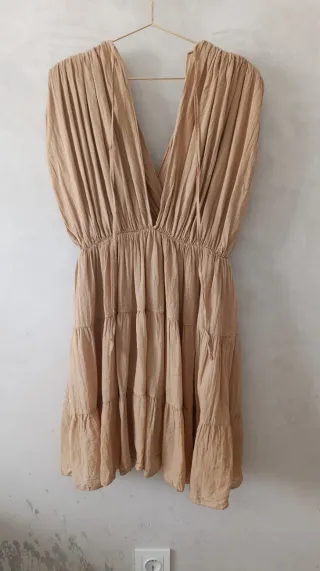 Vestido beige nuevo con etiqueta