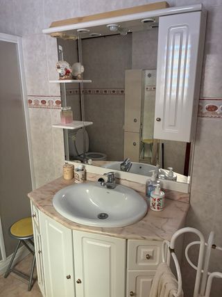 Mueble de baño con espejo y lavabo