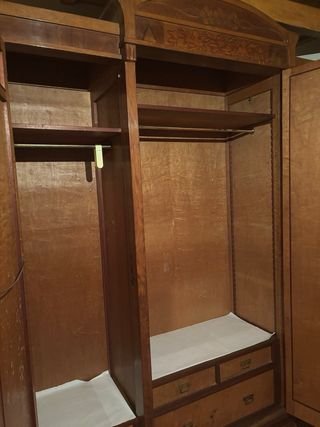 Armario antiguo de madera con espejo