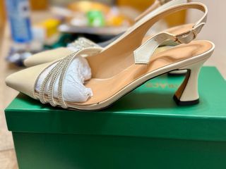 Zapatos de tacón beige con pedrería