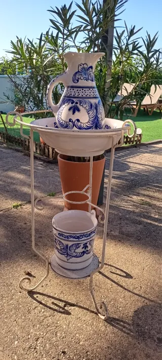 Palanganero de cerámica y metal