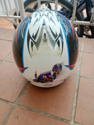 Casco de moto Arai azul y blanco