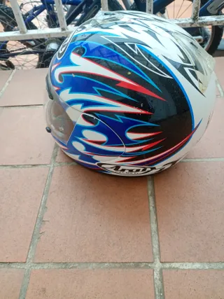 Casco de moto Arai azul y blanco