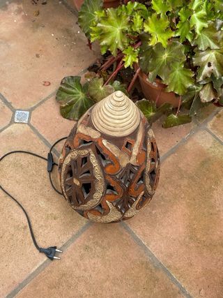 Lámpara de cerámica artesanal tallada