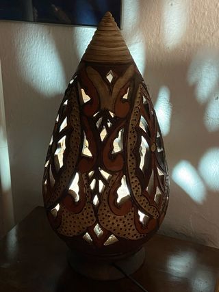 Lámpara de cerámica artesanal tallada