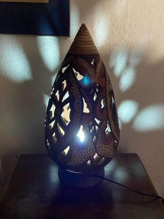 Lámpara de cerámica artesanal tallada